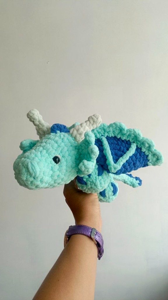 Вязаный дракончик amigurumi — работа ученицы студии