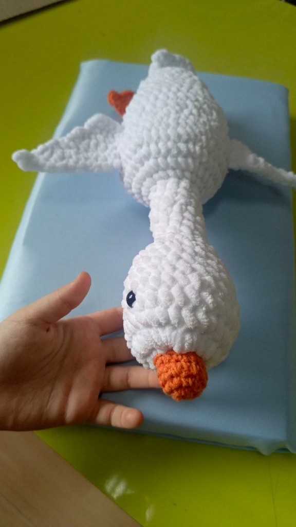 Вязаный гусь amigurumi — работа ученицы студии